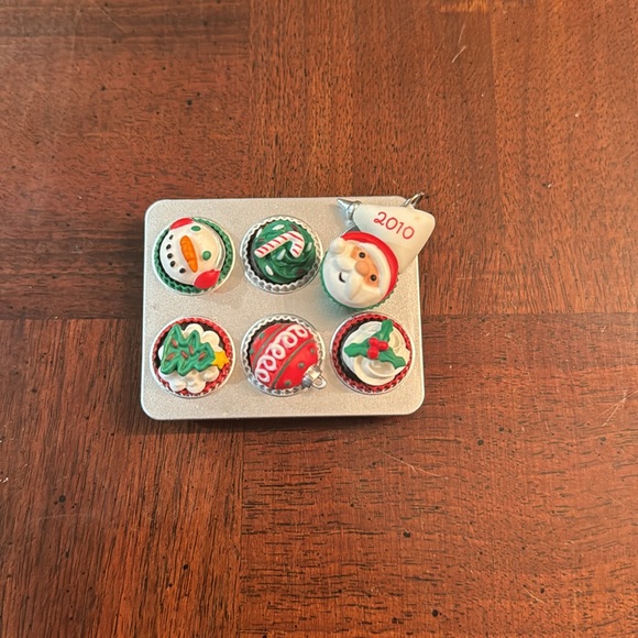 Hallmark Ornament Cupcakes Season's Treating Series 2010 2nd in Series - Picture 6 of 9